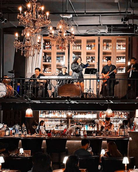 Live Music, Cocktails and Cigars in Honolulu .